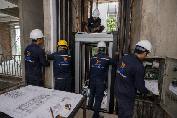 Đội thi công Delta lắp đặt thang máy gia đình đúng kỹ thuật để đảm bảo độ bền