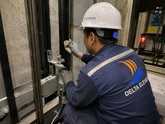 Kỹ thuật viên Delta bảo trì định kỳ giúp thang máy gia đình vận hành ổn định