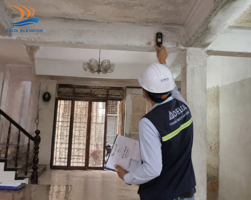 Kỹ sư Delta khảo sát kết cấu nhà trước khi lắp thang máy gia đình
