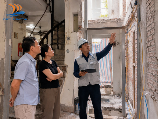 Kỹ sư Delta khảo sát thực tế công trình trước khi tư vấn lắp thang máy gia đình- Lắp Thang Máy Gia Đình Có Cần Giấy Phép Xây Dựng Không?