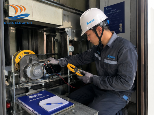 Kỹ thuật viên Delta bảo trì định kỳ thang máy gia đình giúp thiết bị vận hành ổn định lâu dài