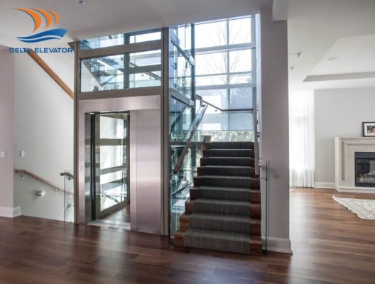 Bố trí thang máy cạnh giếng trời giúp ngôi nhà trở nên thông thoáng hơn