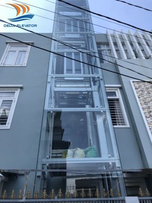 Lắp thang máy ngoài trời bằng khung thép kính