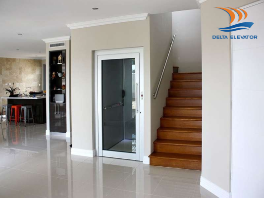 Thang máy đặt giữa cầu thang bộ dành cho nhà cải tạo