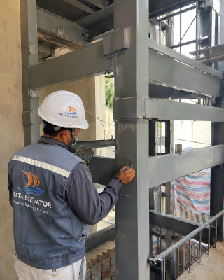 Khung thép thang máy ngoài trời được thi công chắc chắn để hạn chế rung lắc