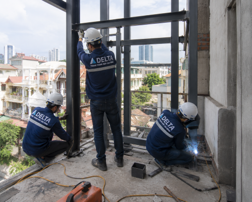 Đội thi công Delta lắp đặt thang máy ngoài trời đúng kỹ thuật để đảm bảo độ bền