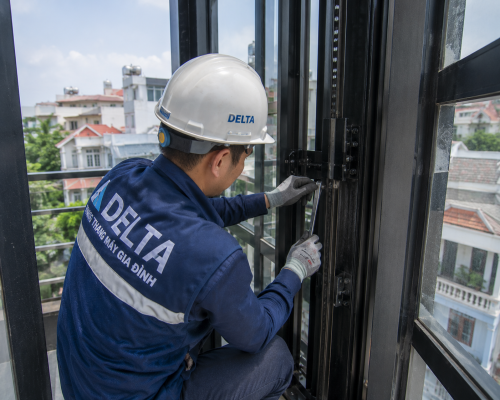 Kỹ thuật viên Delta bảo trì định kỳ thang máy ngoài trời để hạn chế xuống cấp