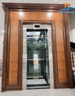 Gia đình trẻ vẫn thoải mái sử dụng cầu thang bộ trong nhà 2 tầng