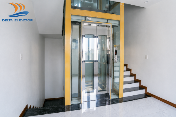 Thang máy lắp giữa cầu thang bộ tận dụng khoảng trống sẵn có của nhà 2 tầng