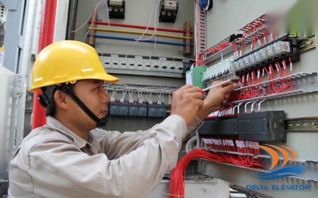 Kỹ thuật viên kiểm tra định kỳ giúp chủ động phát hiện linh kiện cần thay thế