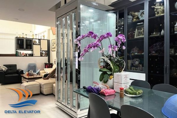 Gia đình sử dụng thang máy với nhiều lớp bảo vệ an toàn