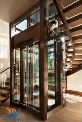 Thang máy trục vít với cabin kính sang trọng làm điểm nhấn nội thất