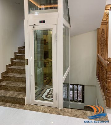 Thang máy trục vít với trục vít kim loại đặc trưng chạy dọc bên cabin