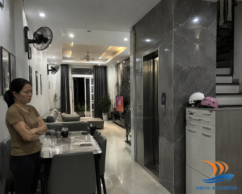 Thang máy quá lớn lấn chiếm không gian sinh hoạt của nhà phố
