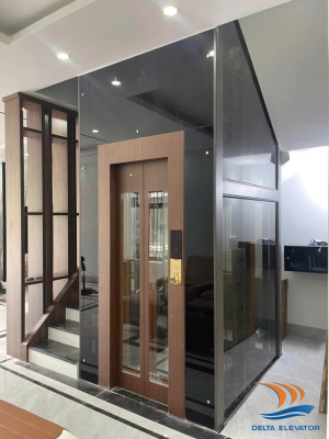 Thang máy lắp giữa cầu thang bộ tận dụng không gian sẵn có của nhà phố