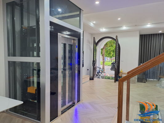 Gia đình sử dụng thang máy Delta thuận tiện trong nhà phố không có giếng trời