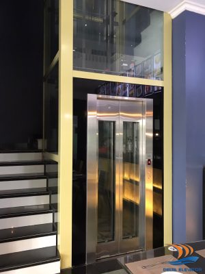 Không nên tự cạy cửa cabin khi thang máy dừng giữa tầng