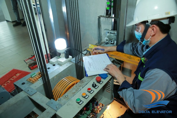 Bảo trì đúng cách bởi kỹ thuật viên giúp thang máy duy trì độ êm