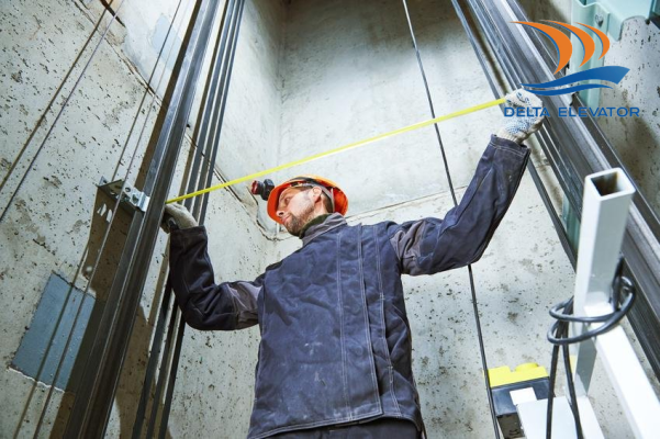 Đội thi công cân chỉnh chính xác để thang máy vận hành êm ngay từ đầu