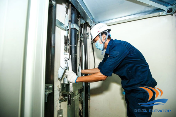 Liên hệ kỹ thuật viên xử lý sớm khi thang máy có dấu hiệu rung lắc
