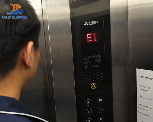 Bảng điều khiển thang máy hiển thị mã lỗi liên tục là dấu hiệu cần xử lý ngay