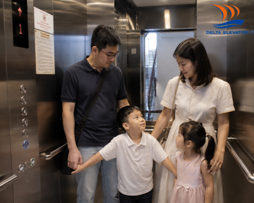 Trẻ nhỏ đứng yên trong cabin thang máy cùng người lớn an toàn hơn