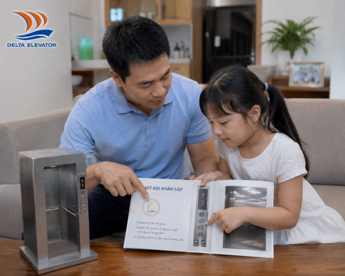 Cha mẹ giải thích cho trẻ về cách giữ bình tĩnh khi gặp sự cố thang máy