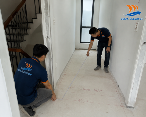 Kỹ sư Delta khảo sát thực tế trước khi tư vấn kích thước hố thang máy phù hợp