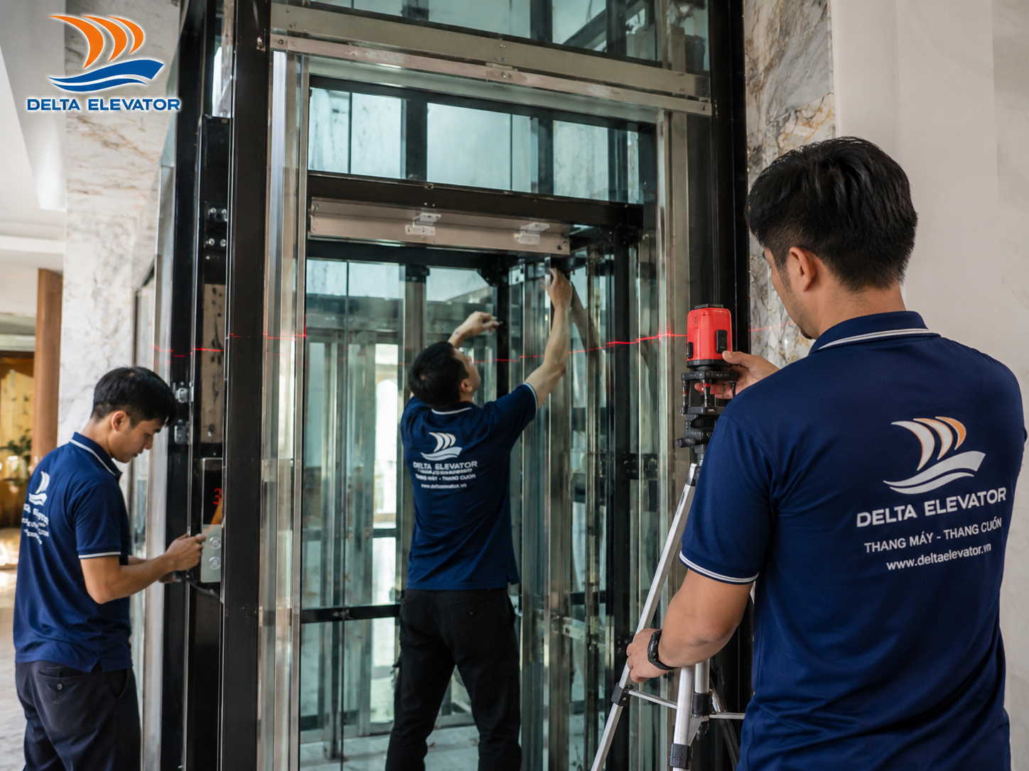 Đội thi công Delta lắp đặt thang máy kính đúng kỹ thuật để đảm bảo độ bền